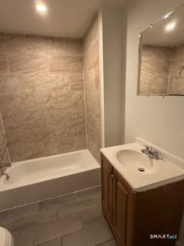 $1,950 | 390 Willow Street, Unit 2, Waterbury, CT 06710