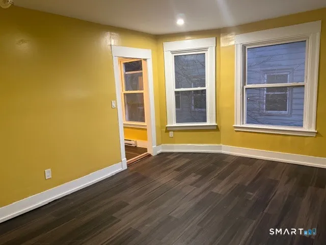 $1,950 | 390 Willow Street, Unit 2, Waterbury, CT 06710