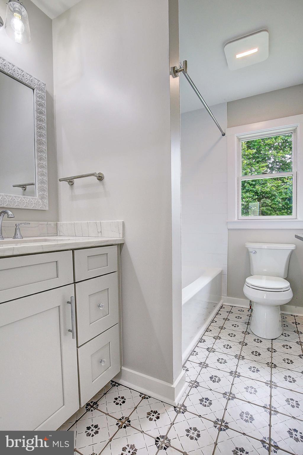 841 Spa Road Annapolis, MD 21401 - Photo 22 of 36 Beatiful high end tiles in both bathrooms
