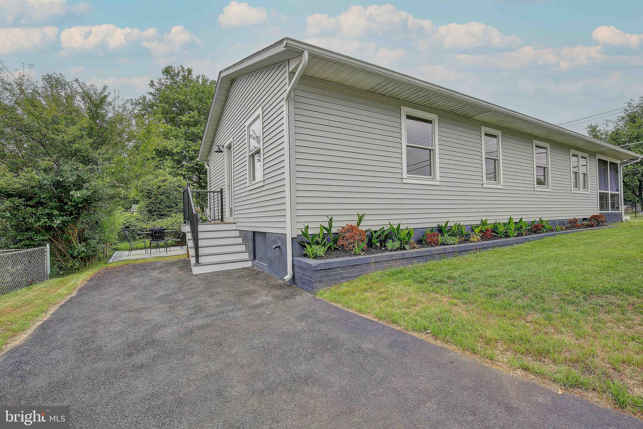 841 Spa Road Annapolis, MD 21401 - Photo 4 of 36 What?? Private driveway and yard??