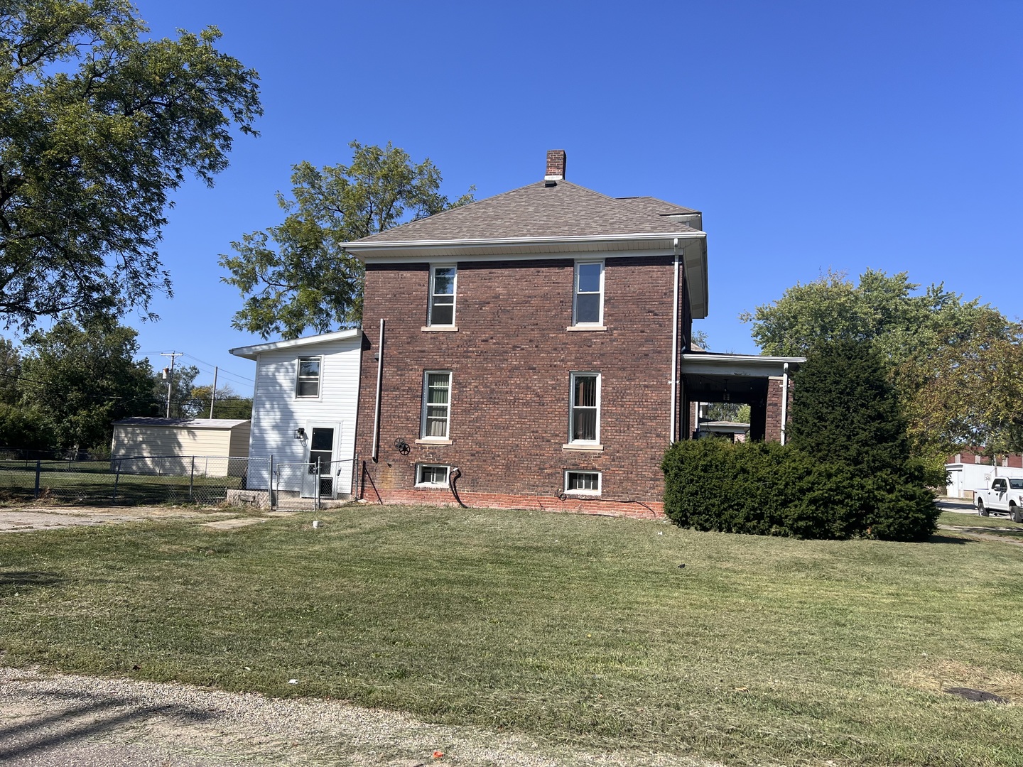 226 South Main Street Rankin, IL 60960 - Photo 3 of 29 a front view of a house with garden