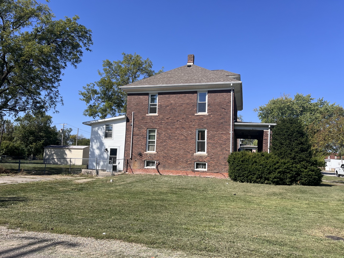 226 South Main Street Rankin, IL 60960 - Photo 4 of 29 a front view of a house with garden