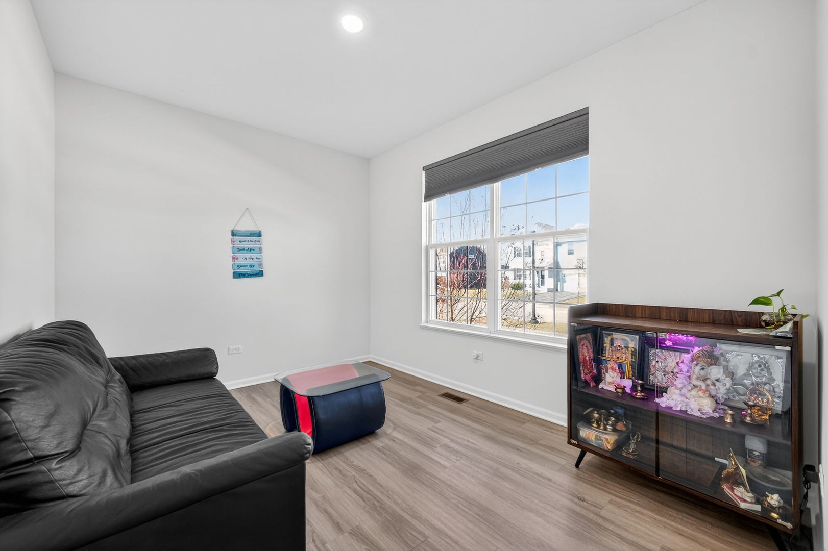 3803 Ivy Lane Elgin, IL 60124 - Photo 18 of 43 a living room with furniture and a flat screen tv