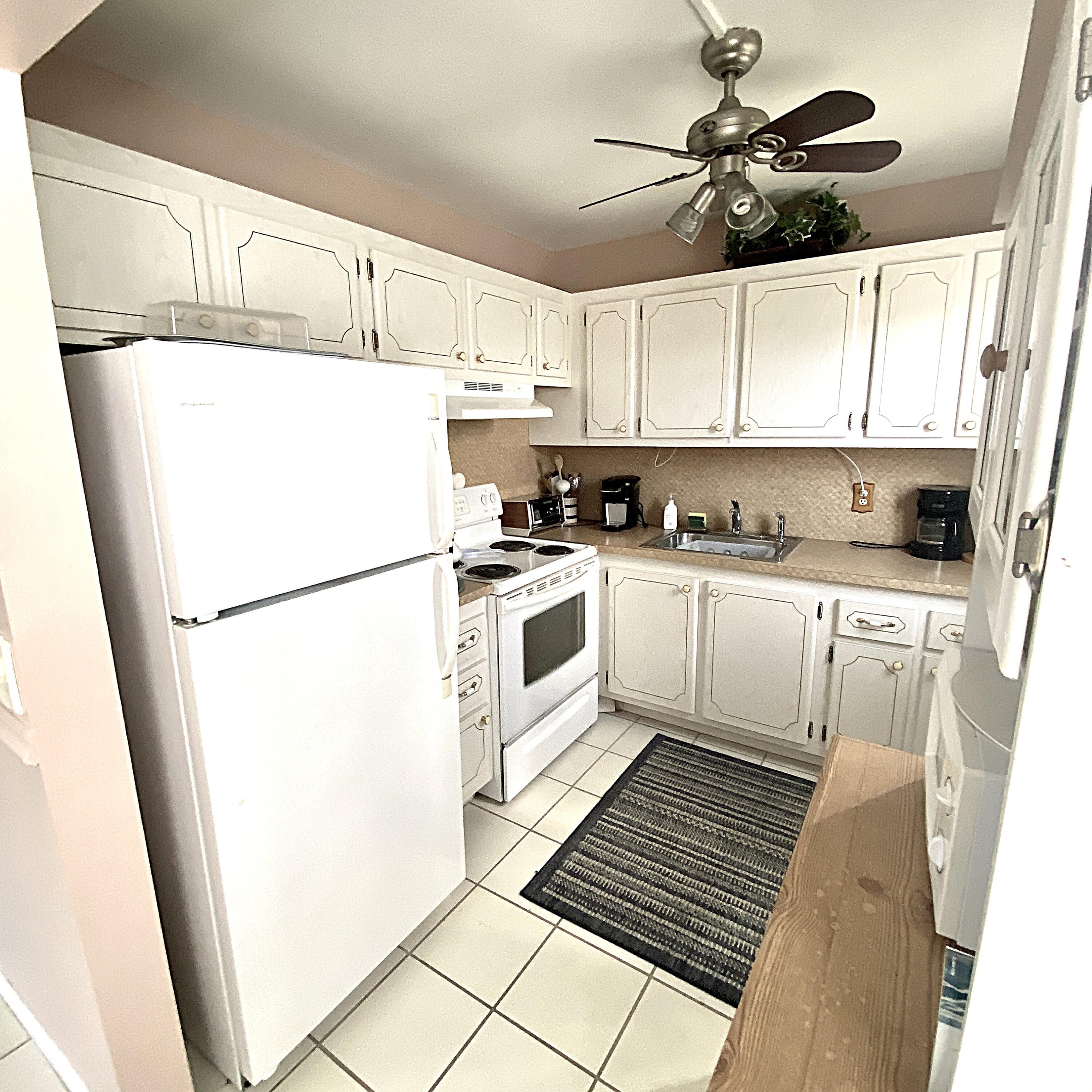 397 Markham R Deerfield Beach, FL 33442 - Photo 11 of 32 Kitchen