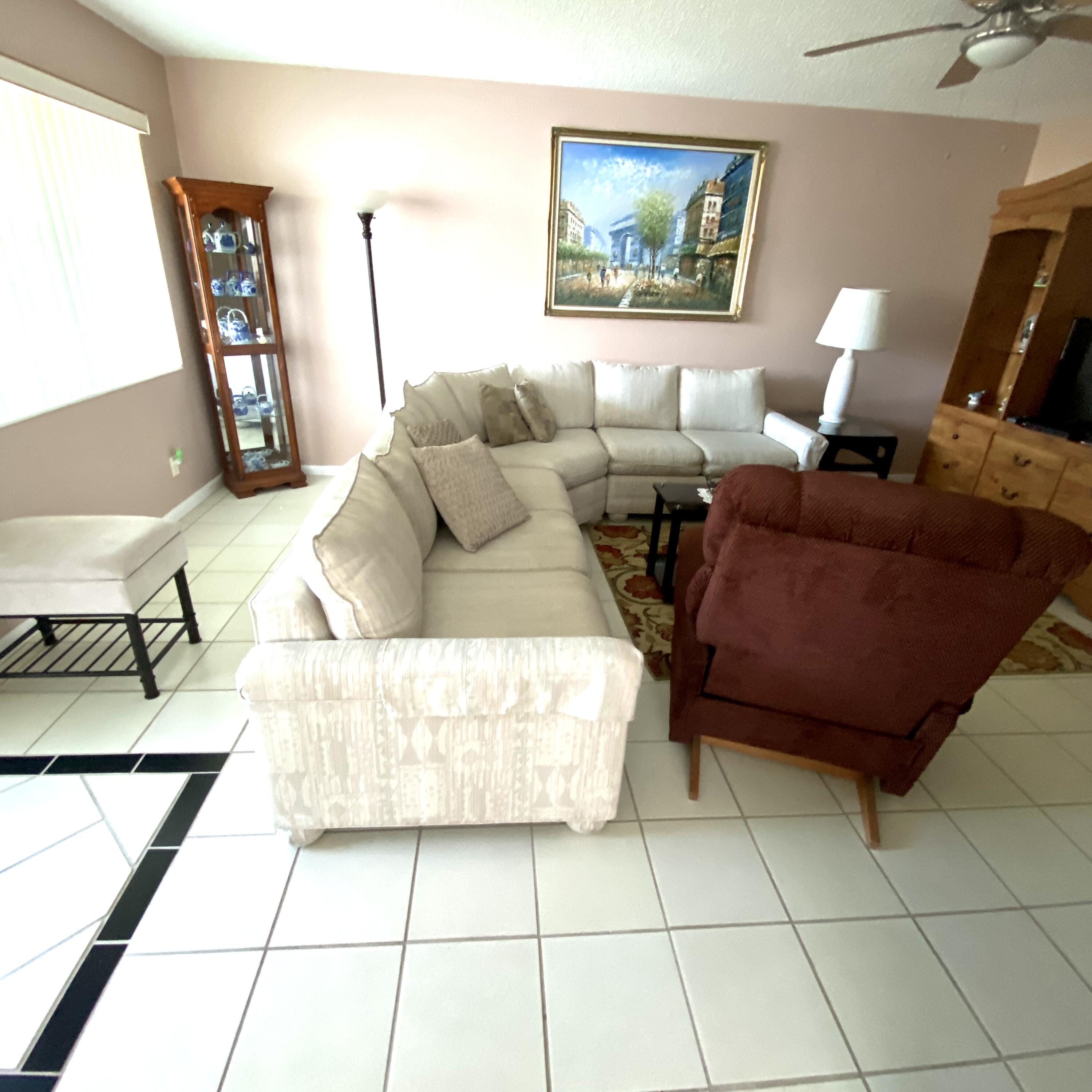 397 Markham R Deerfield Beach, FL 33442 - Photo 4 of 32 Living Room