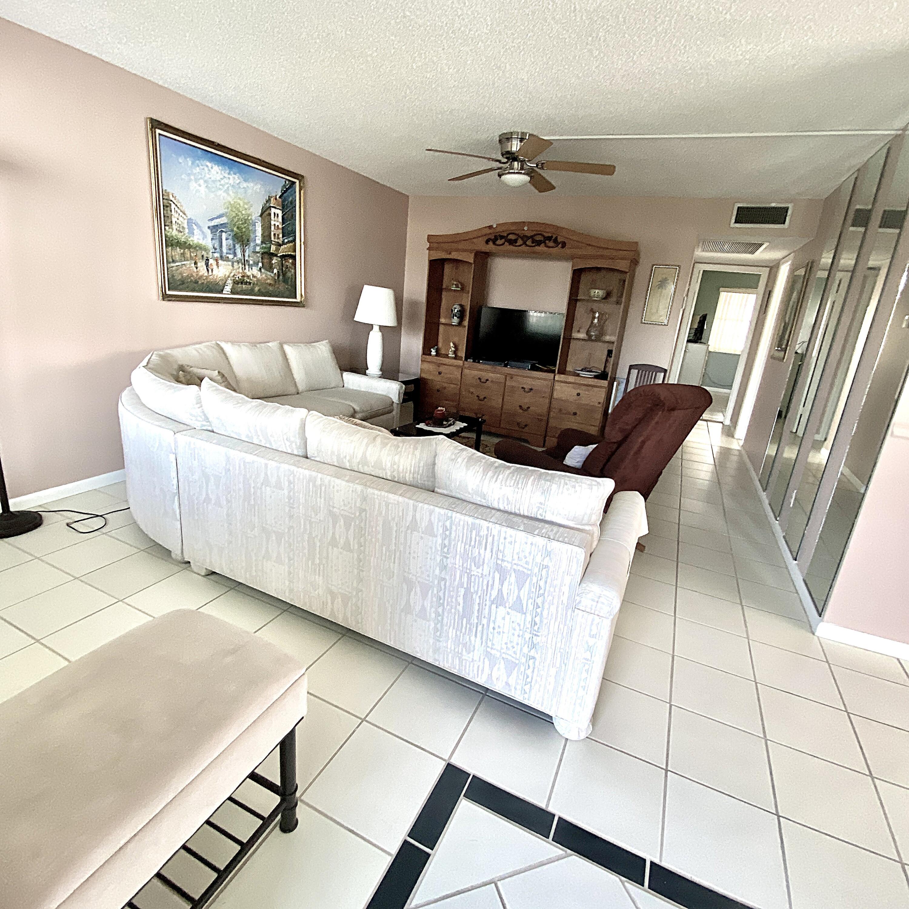 397 Markham R Deerfield Beach, FL 33442 - Photo 5 of 32 Living Room