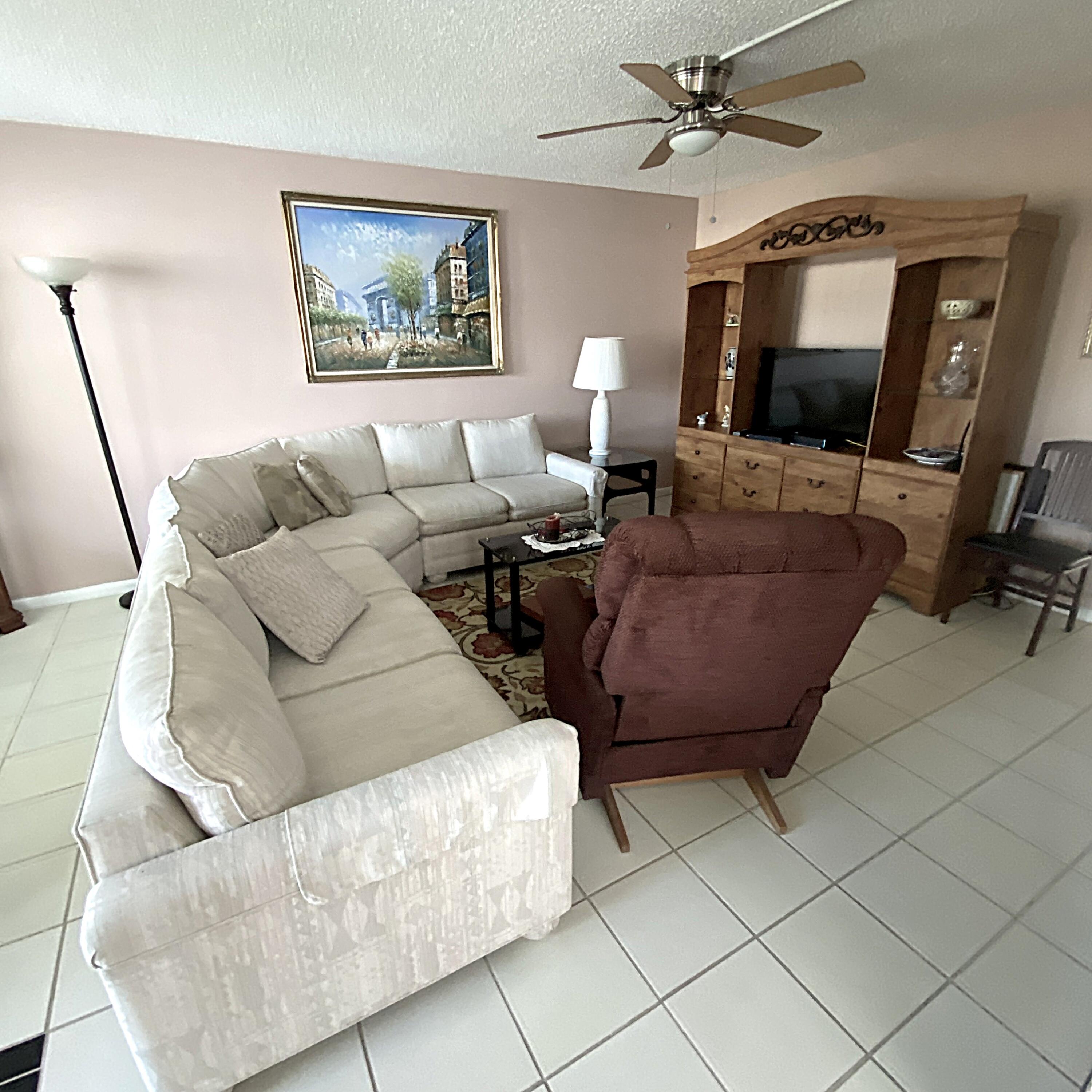 397 Markham R Deerfield Beach, FL 33442 - Photo 6 of 32 Living Room