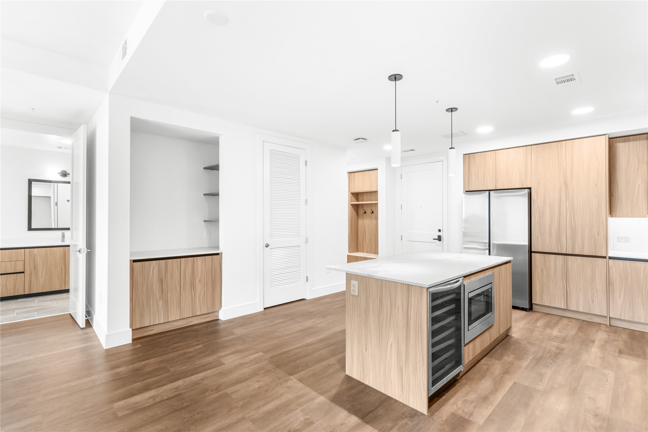 2311 Westheimer Road, Unit 914 Houston, TX 77098 - Photo 4 of 29 a kitchen with a stove a refrigerator and a sink