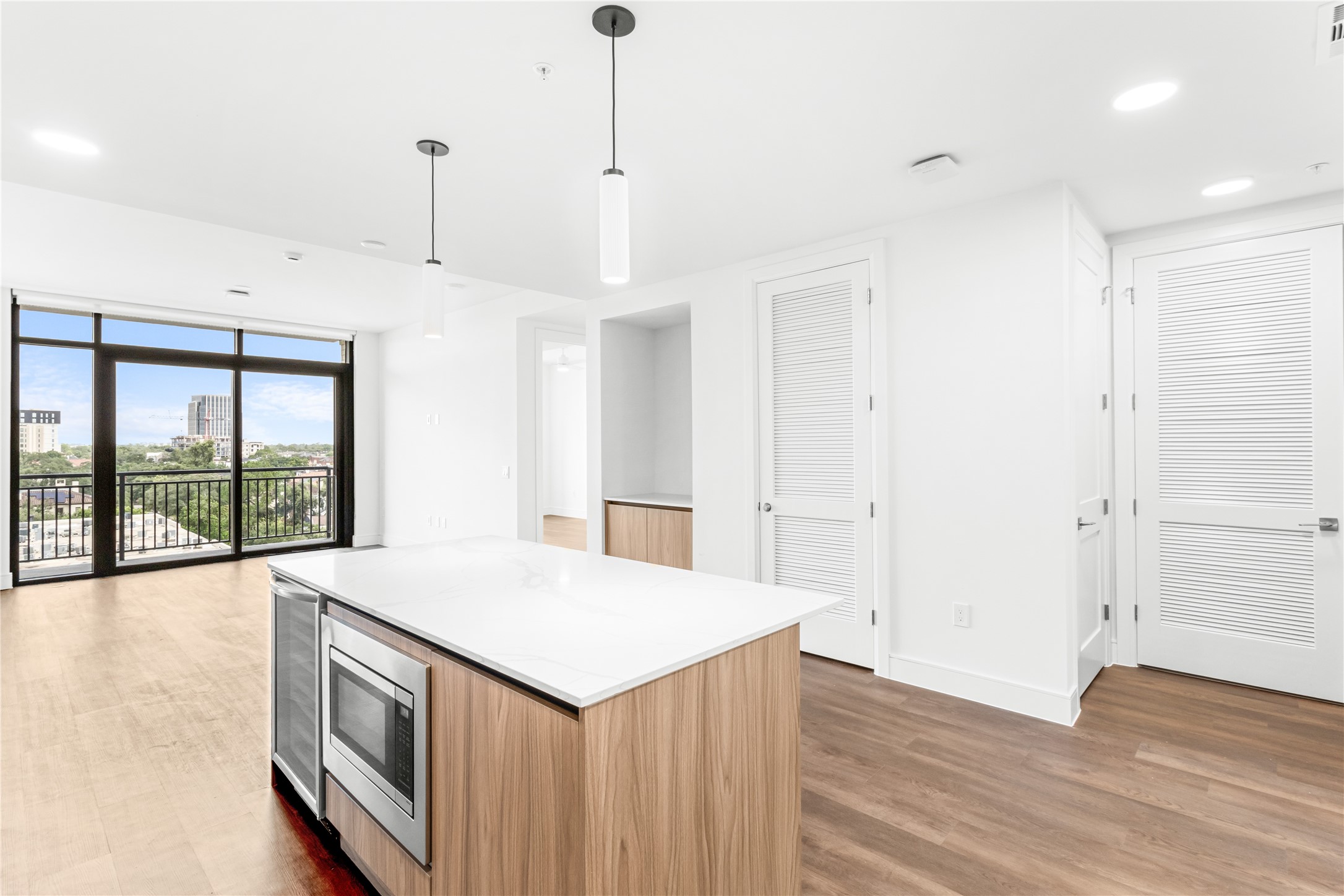 2311 Westheimer Road, Unit 914 Houston, TX 77098 - Photo 5 of 29 a view of an empty room with wooden floor and a window