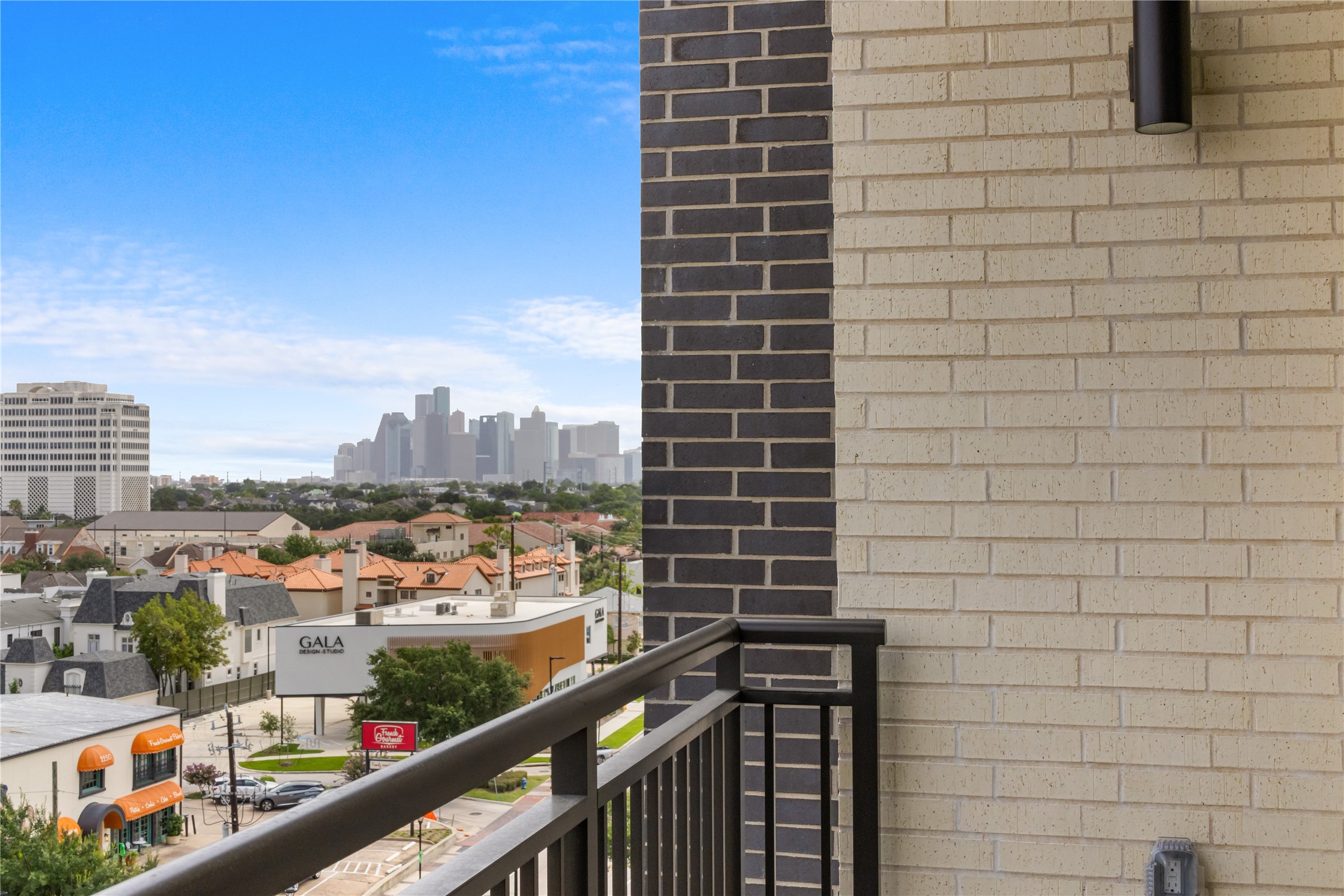 2311 Westheimer Road, Unit 914 Houston, TX 77098 - Photo 10 of 29 a view of a balcony with city view