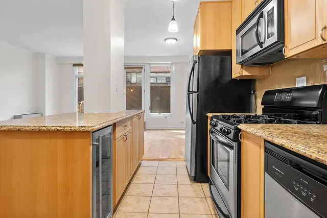 $929,000 | 345 East 73rd Street, Unit 1A | Lenox Hill