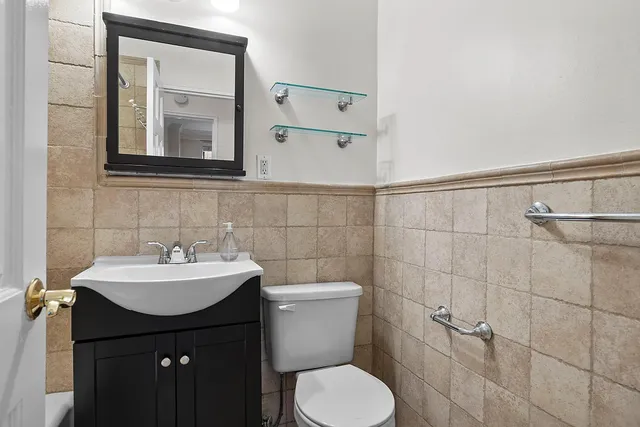 $929,000 | 345 East 73rd Street, Unit 1A | Lenox Hill