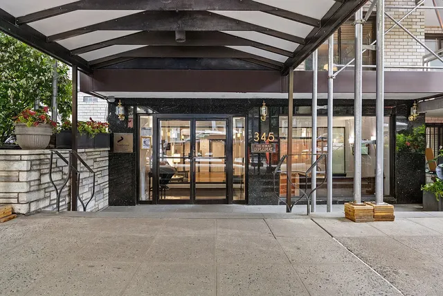 $929,000 | 345 East 73rd Street, Unit 1A | Lenox Hill