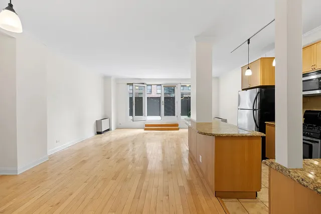 $929,000 | 345 East 73rd Street, Unit 1A | Lenox Hill