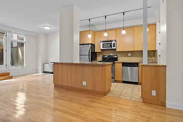 $929,000 | 345 East 73rd Street, Unit 1A | Lenox Hill