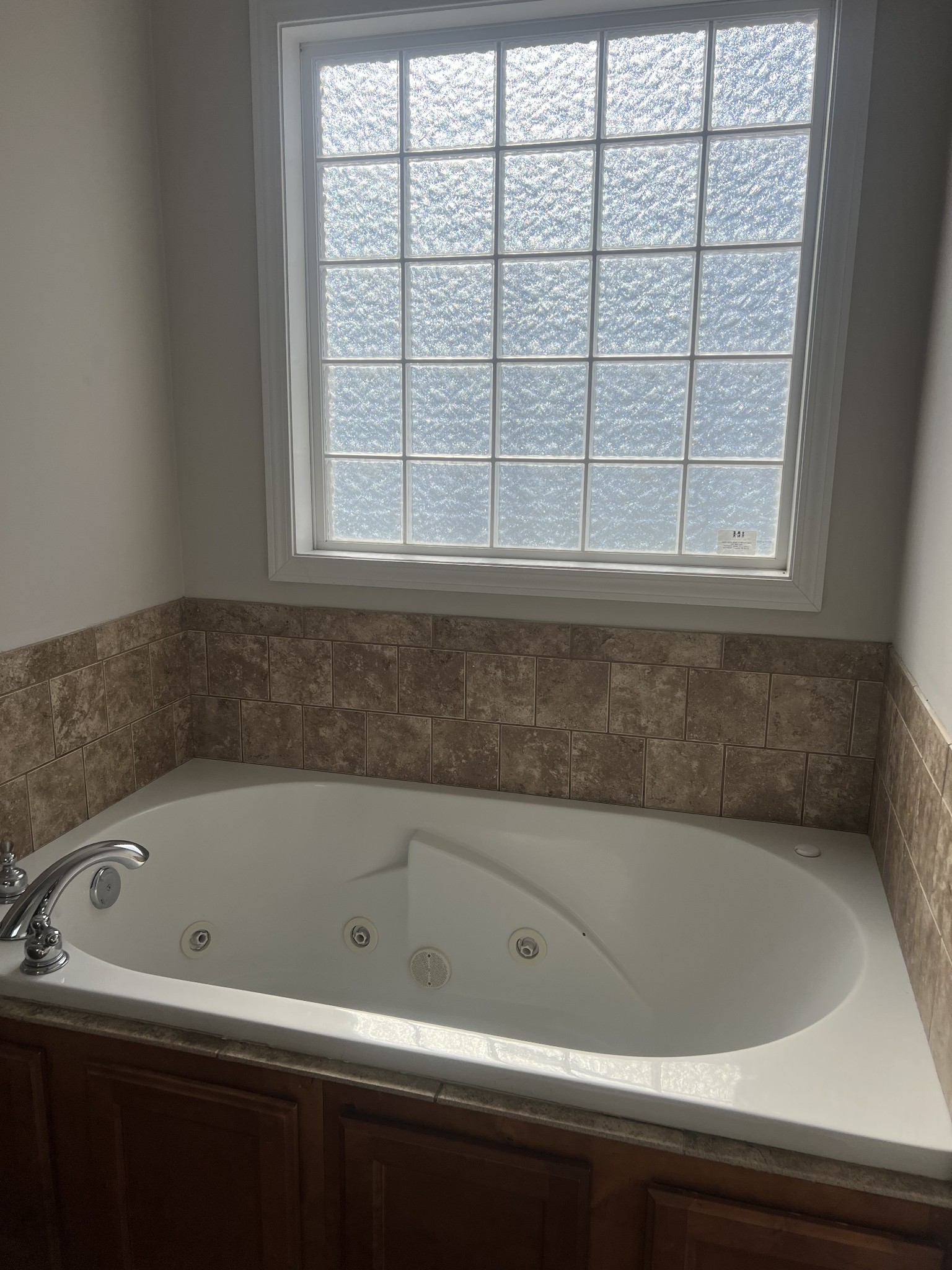 192 Wilkinson Road Cottontown, TN 37048 - Photo 8 of 20 a bathroom with a bathtub