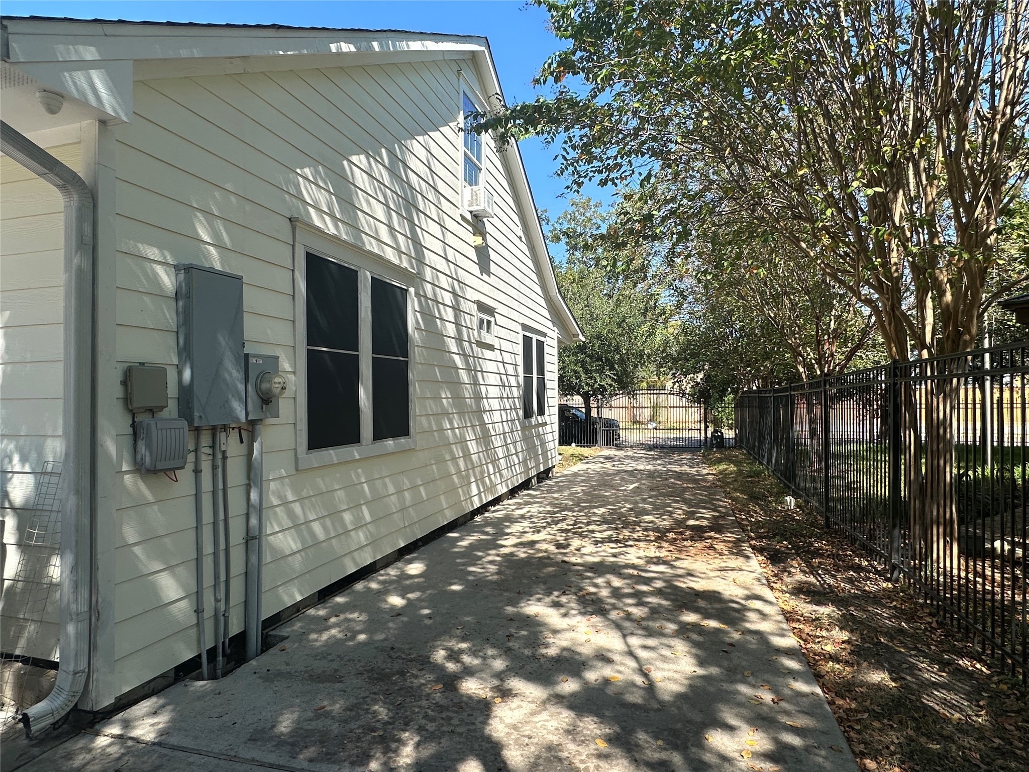 4924 Polk Street Houston, TX 77023 - Photo 13 of 15 a view of a back yard of the house