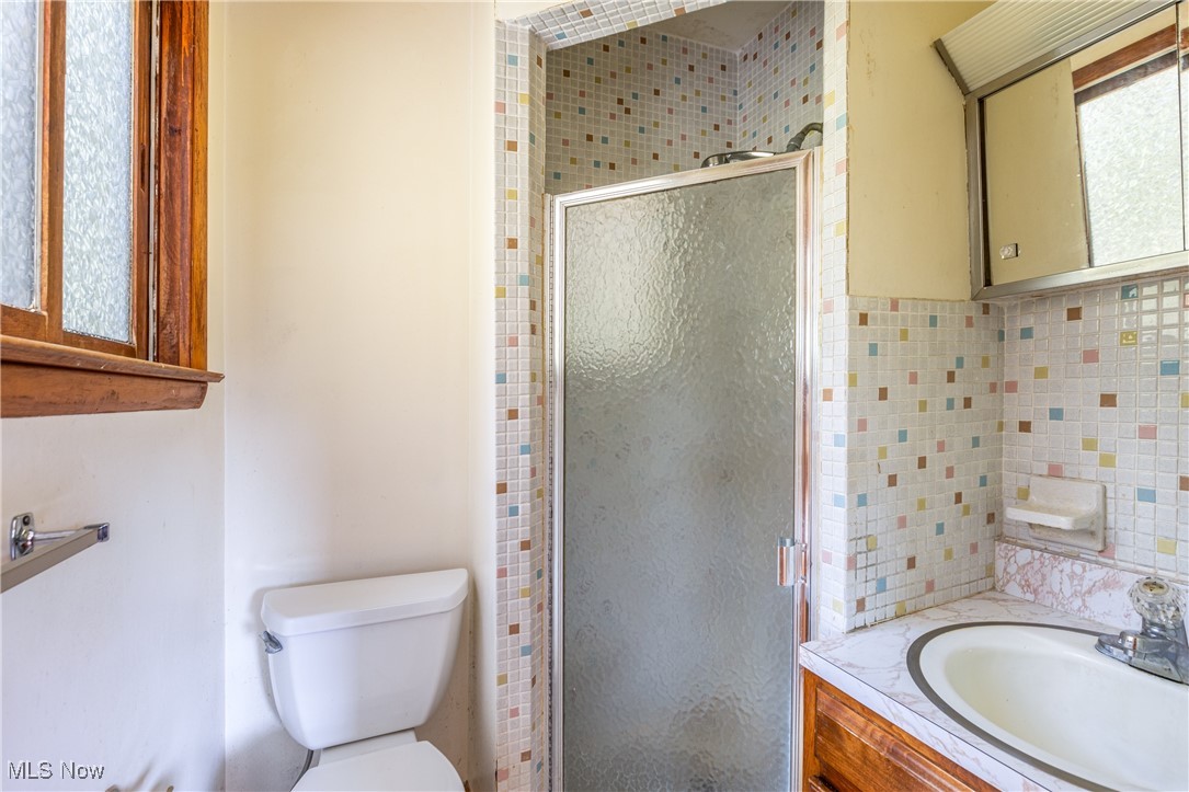 3529 Spring Valley Road Akron, OH 44333 - Photo 16 of 46