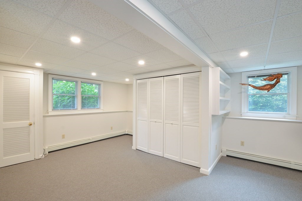 89 Emerson Way Barnstable, MA 02632 - Photo 18 of 26 an empty room with windows