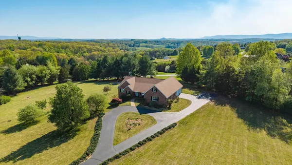 $599,900 | 92 Fieldhaven Place, Staunton, VA 24401