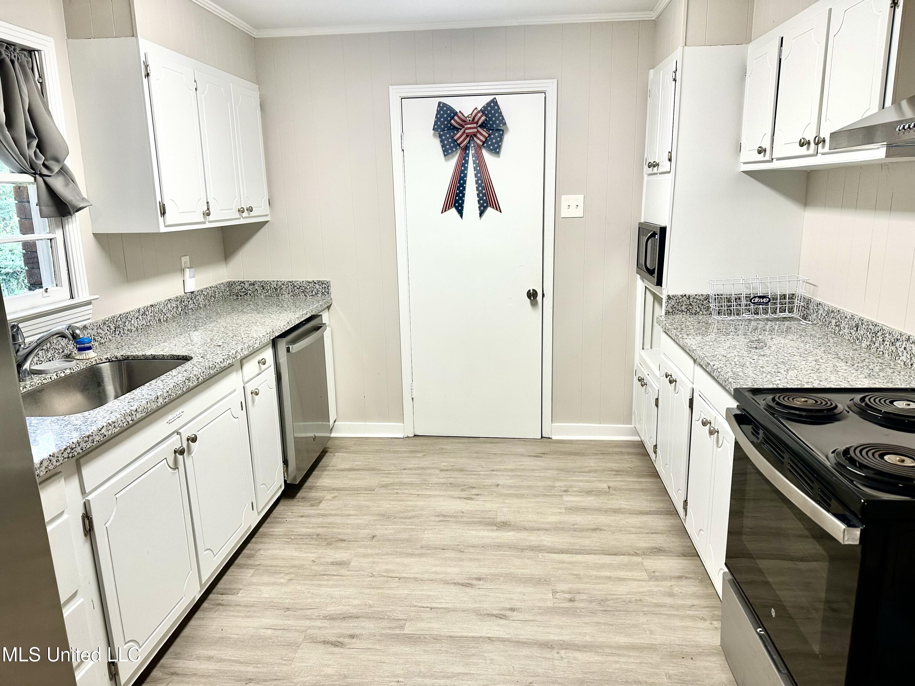715 Ann Street Brookhaven, MS 39601 - Photo 2 of 22 IMG_5158