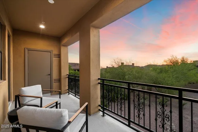 a close up view of a washer and dryer