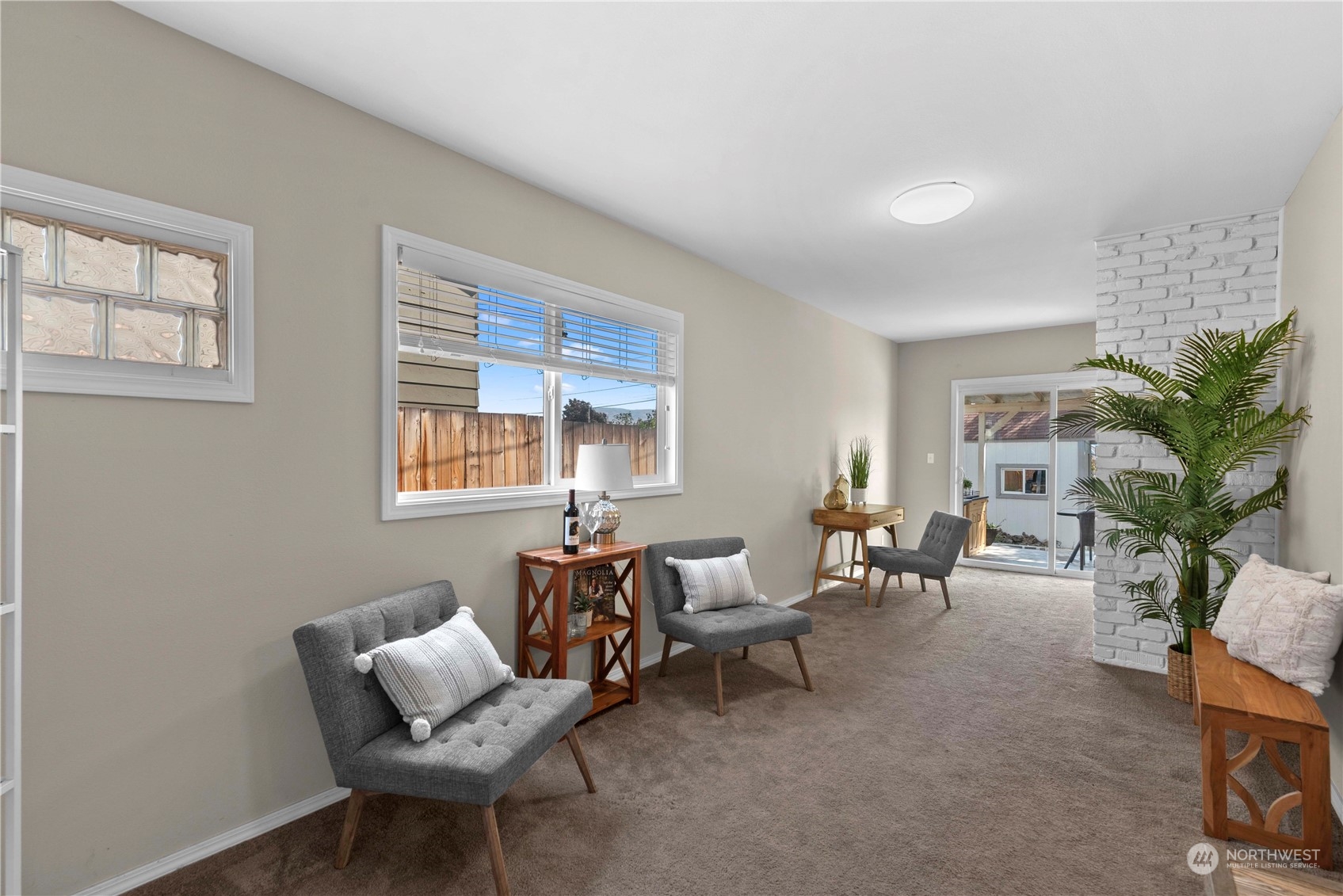 403 Marilyn Avenue Wenatchee, WA 98801 - Photo 15 of 24 a living room with furniture and a potted plant