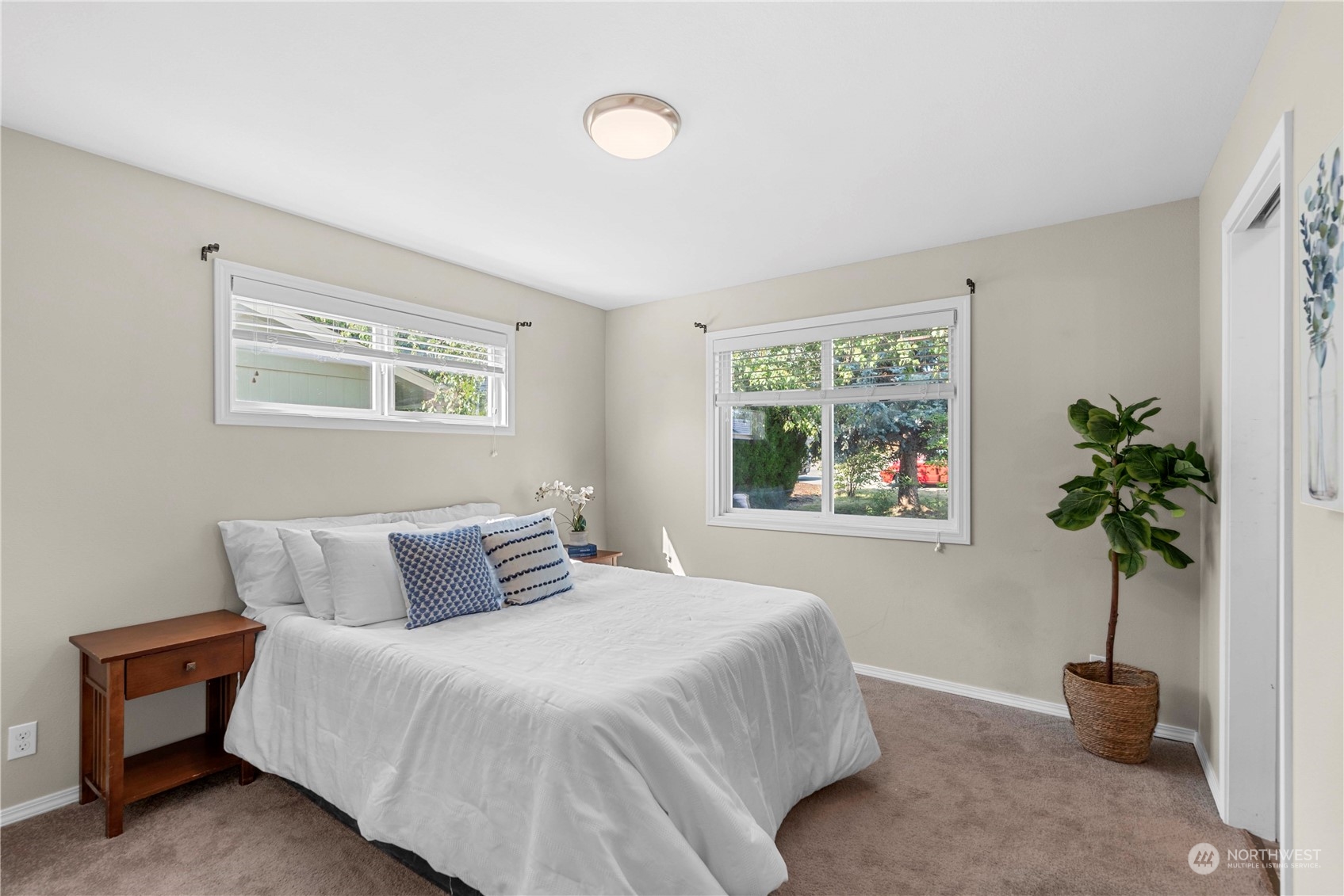 403 Marilyn Avenue Wenatchee, WA 98801 - Photo 20 of 24 a bedroom with a bed and a potted plant