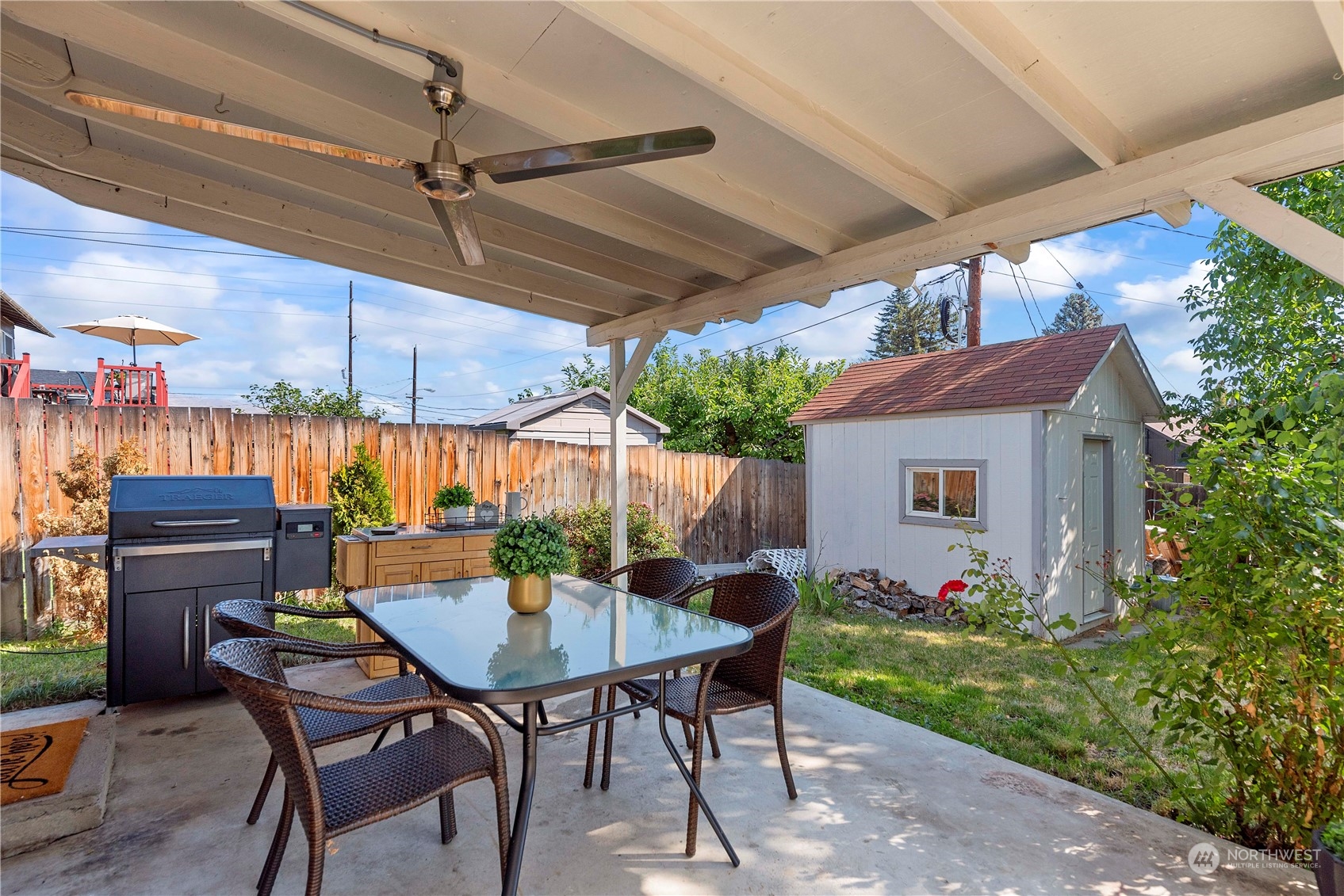 403 Marilyn Avenue Wenatchee, WA 98801 - Photo 22 of 24 a backyard of a house with table and chairs