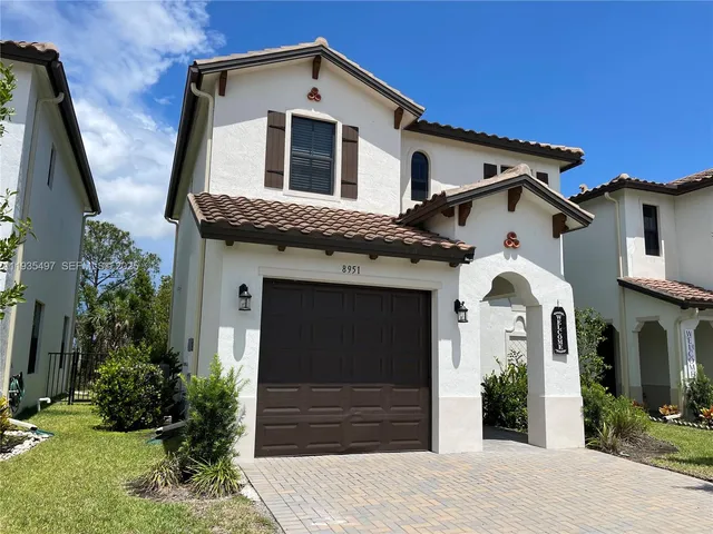 $3,300 | 8951 Madrid Circle, Naples, FL 34104