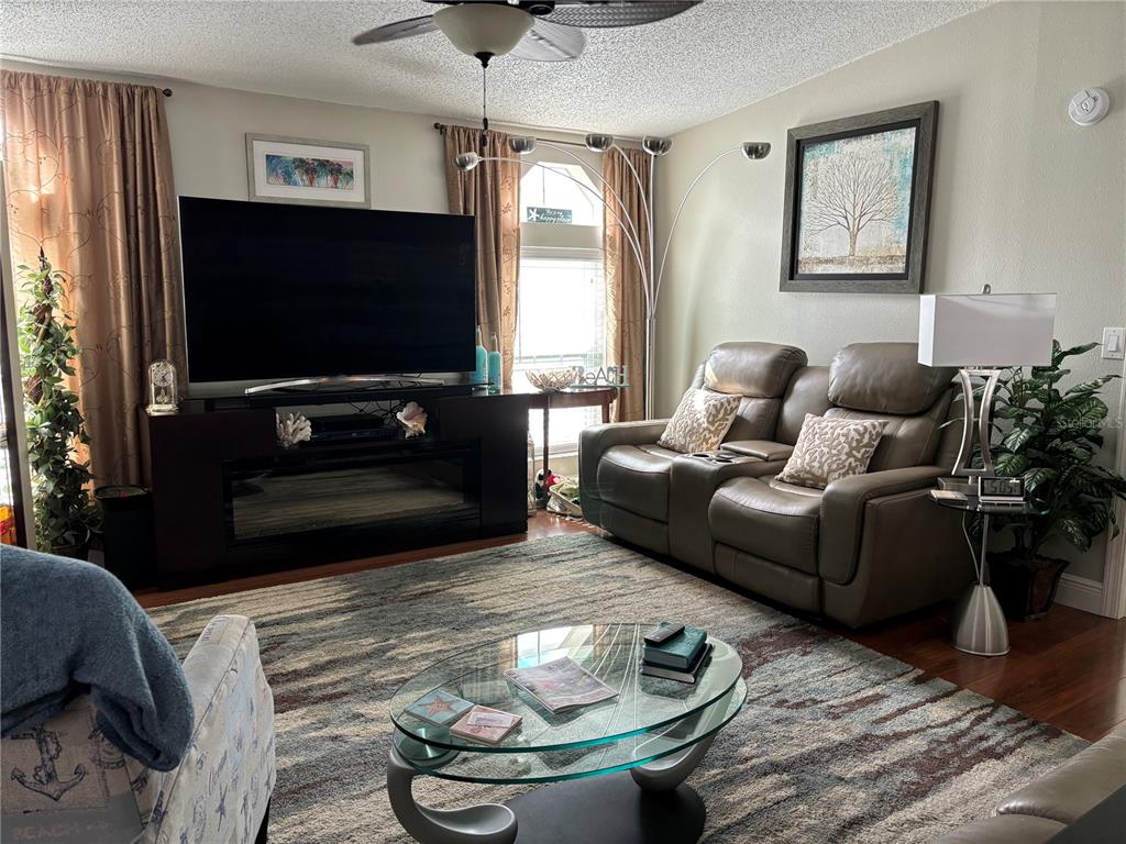 1001 Starkey Road, Unit 671 Largo, FL 33771 - Photo 10 of 40 Living Room