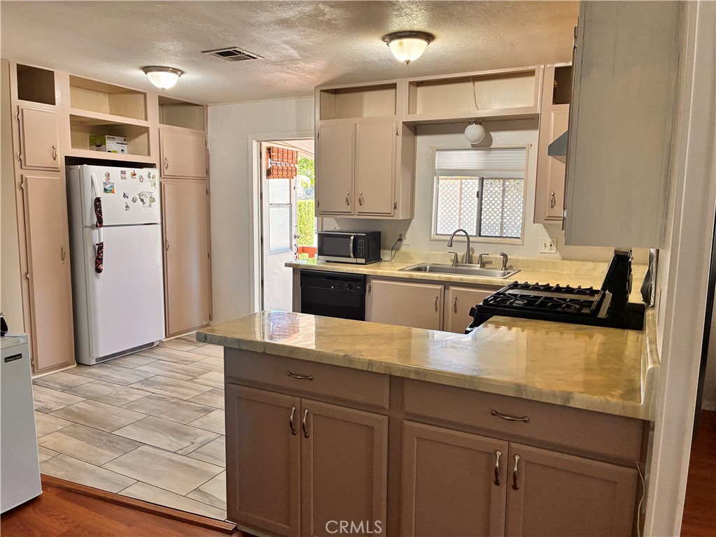 31130 South General Kearny Road, Unit 18 Temecula, CA 92591 - Photo 23 of 37 Kitchen