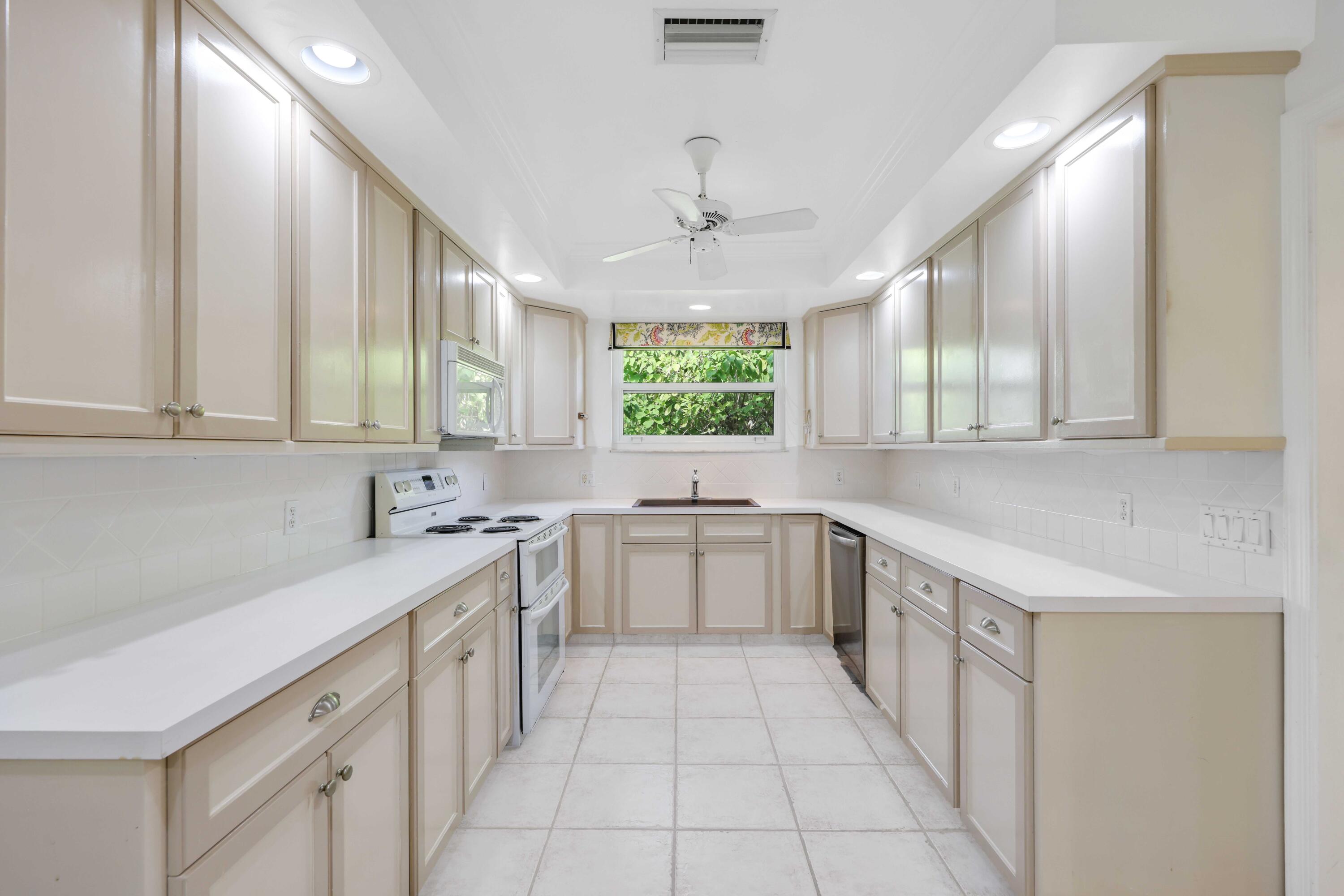 13 Country Road Boynton Beach, FL 33436 - Photo 15 of 43 Kitchen
