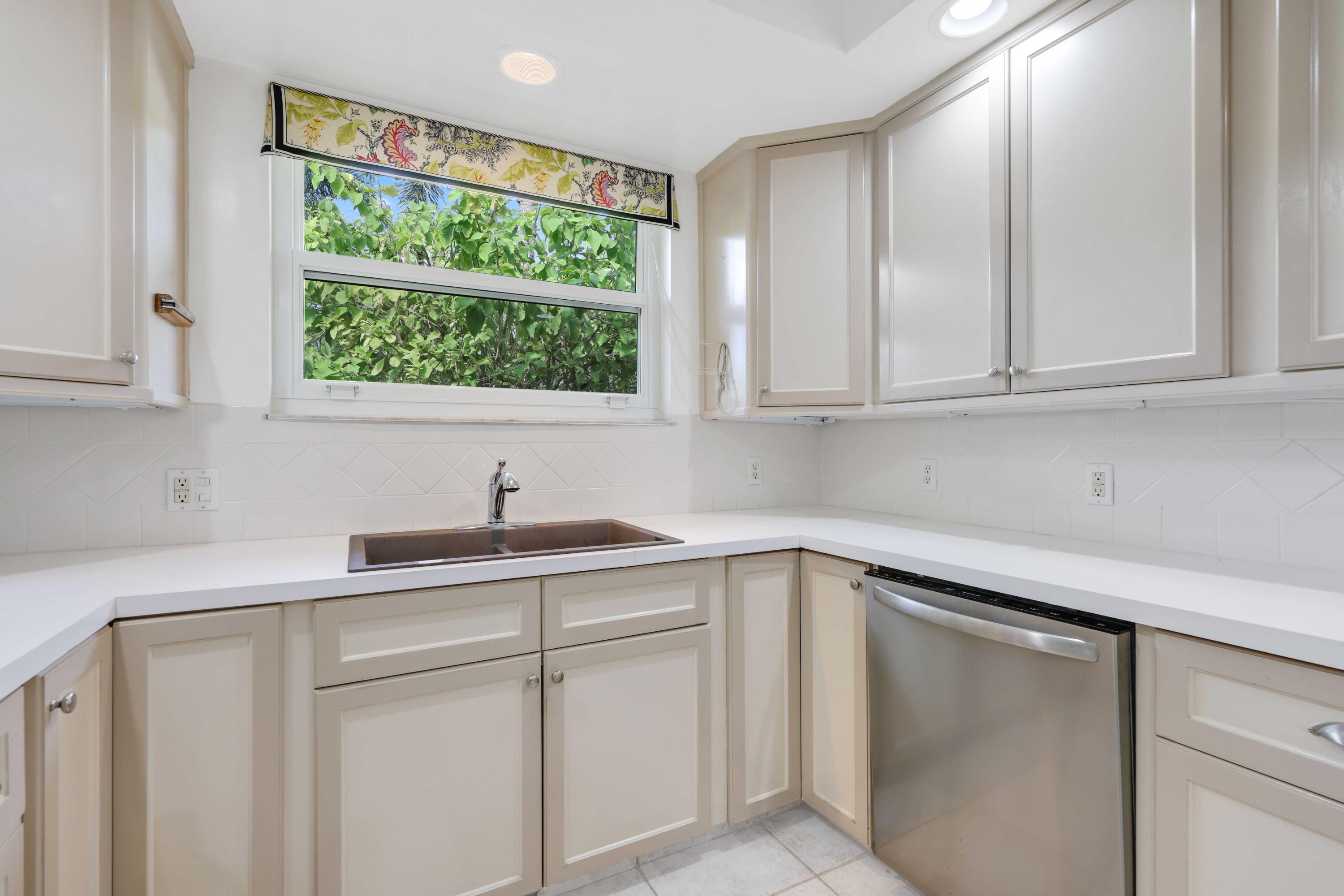 13 Country Road Boynton Beach, FL 33436 - Photo 16 of 43 Kitchen