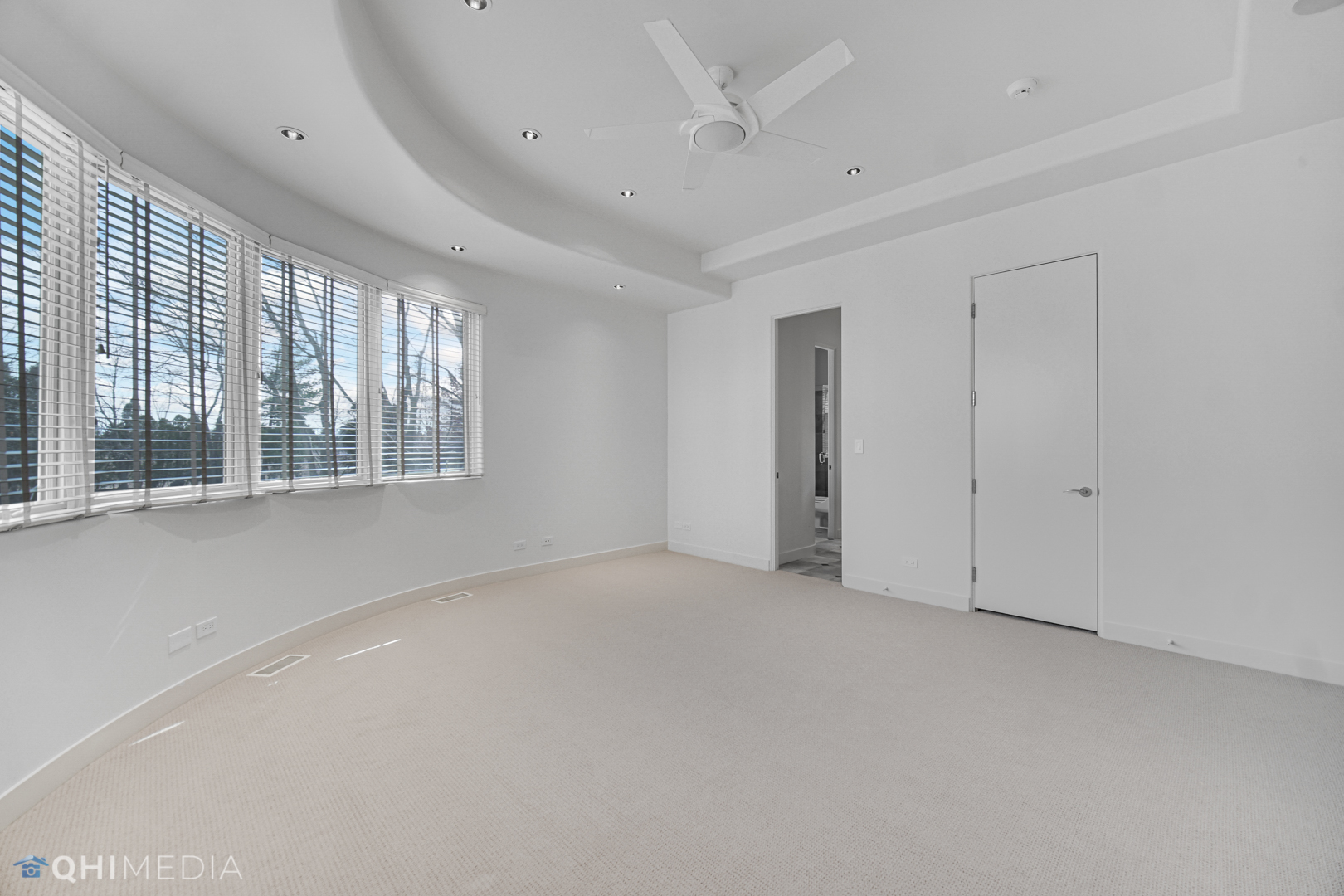 2225 Greenview Road Northbrook, IL 60062 - Photo 15 of 68 an empty room with windows