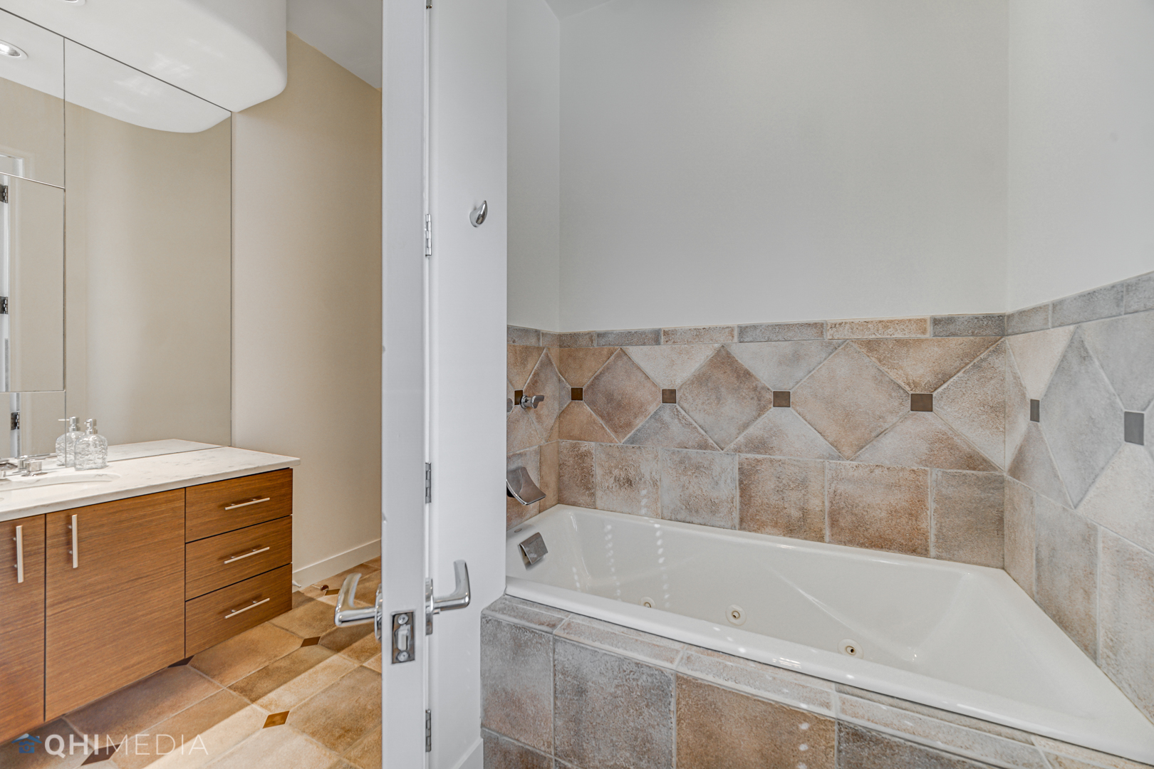 2225 Greenview Road Northbrook, IL 60062 - Photo 16 of 68 a bathroom with a bathtub and a sink