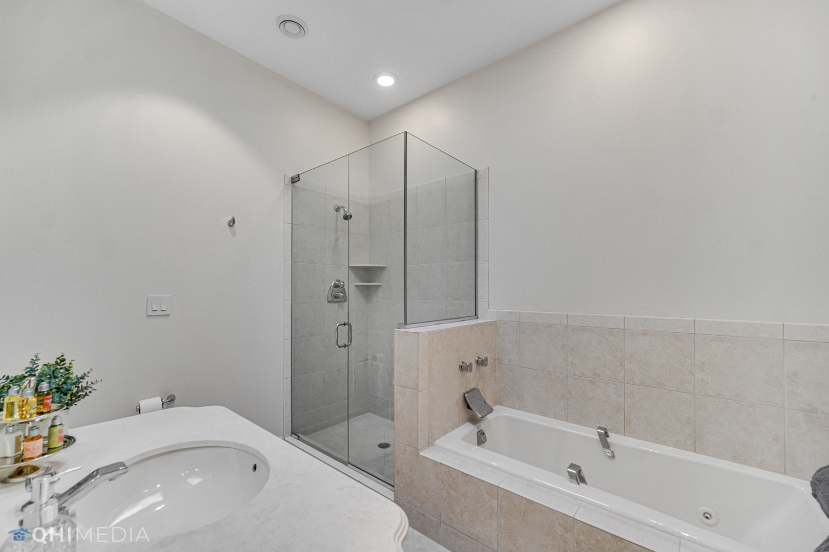 2225 Greenview Road Northbrook, IL 60062 - Photo 20 of 68 a bathroom with a tub sink and mirror