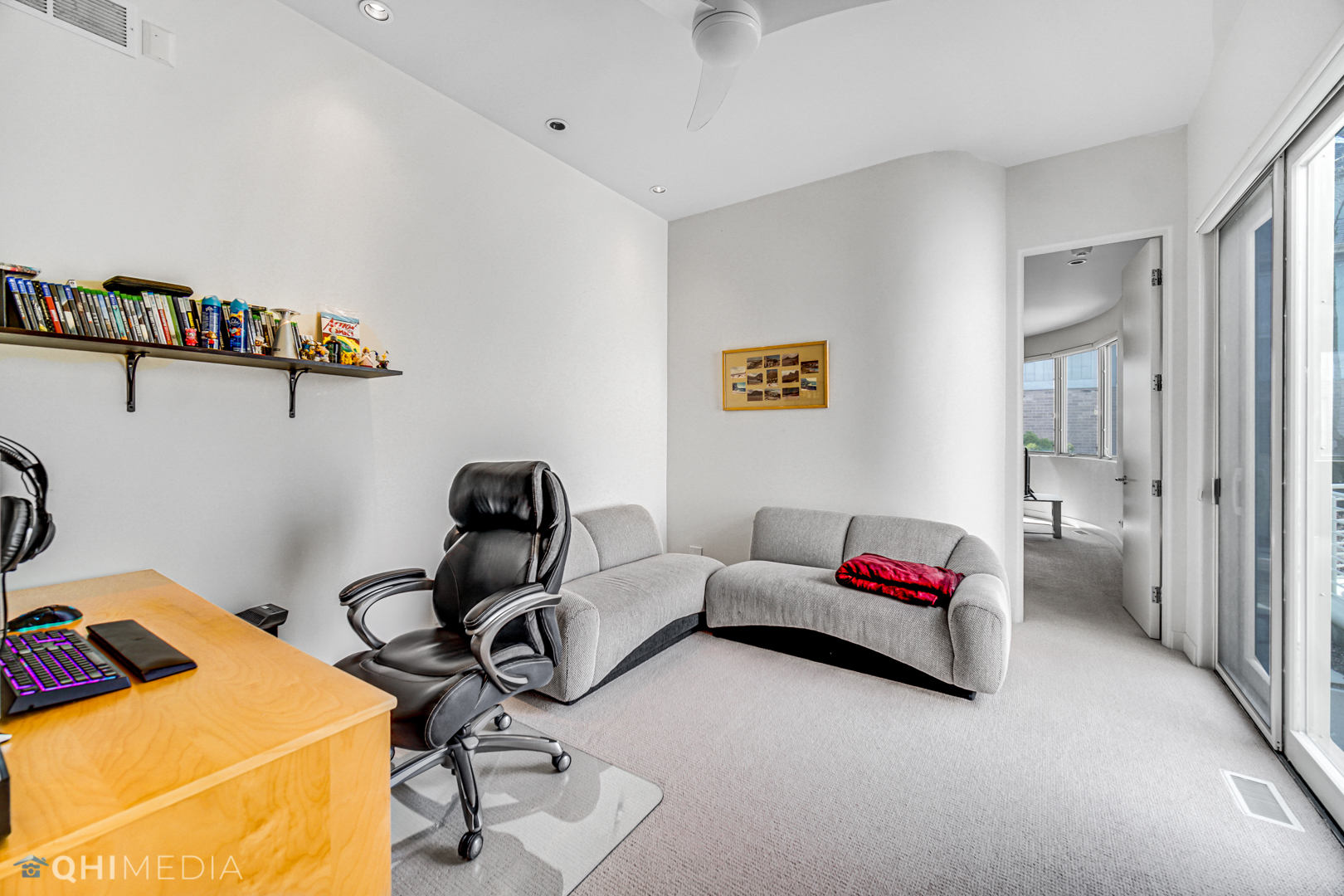 2225 Greenview Road Northbrook, IL 60062 - Photo 21 of 68 a living room with furniture and gym equipment