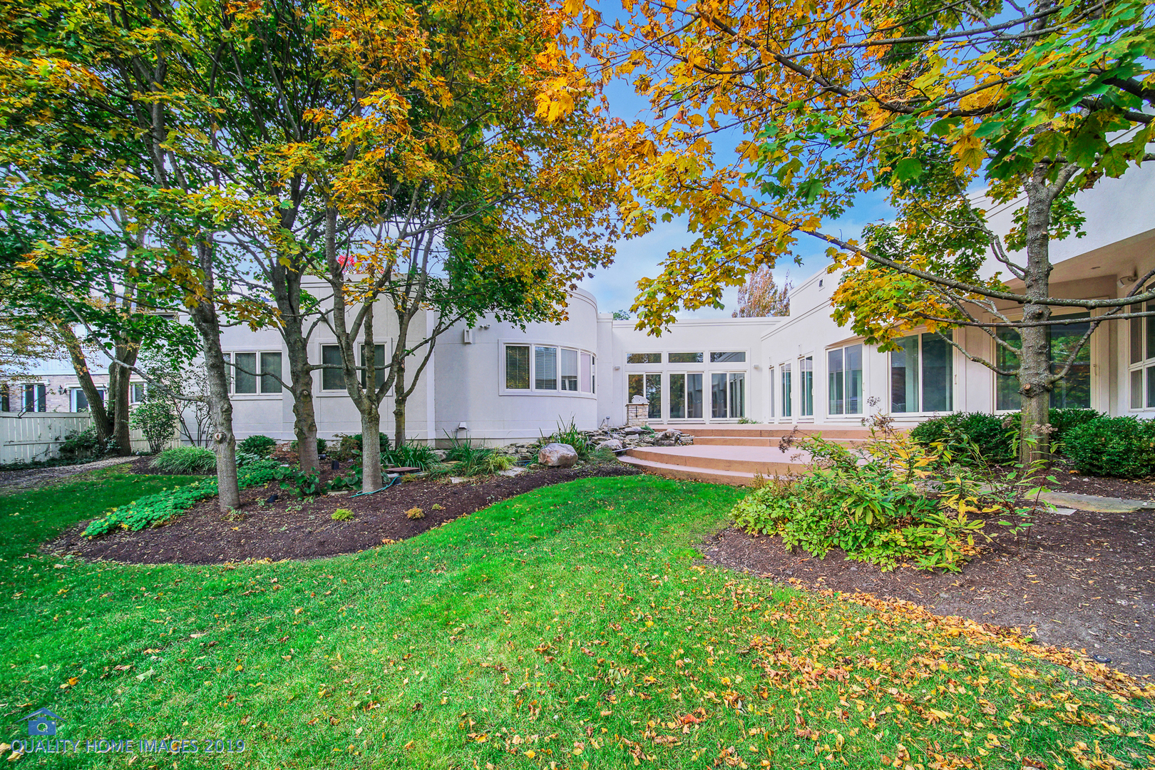 2225 Greenview Road Northbrook, IL 60062 - Photo 61 of 68 a view of a house with a garden