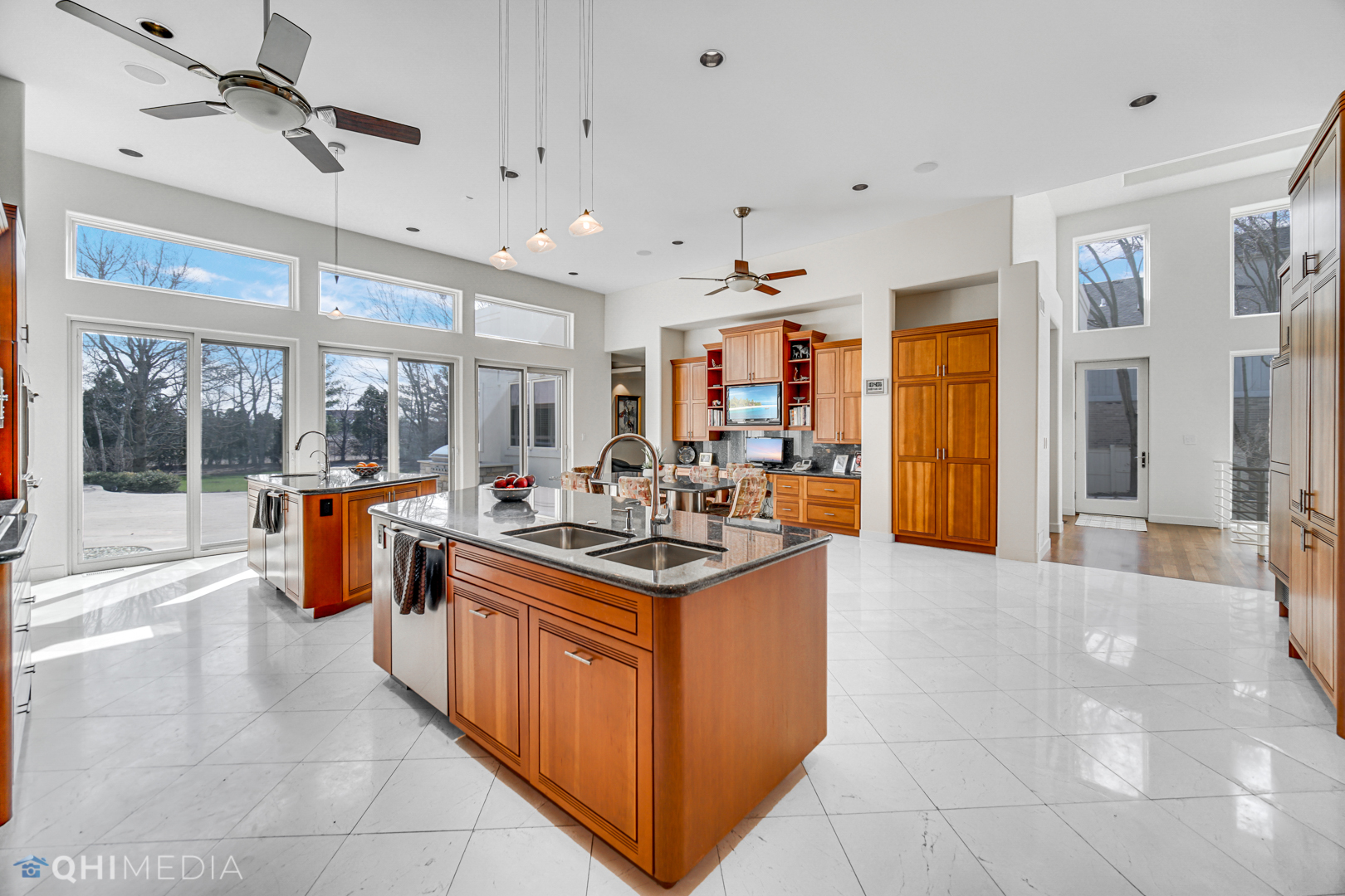 2225 Greenview Road Northbrook, IL 60062 - Photo 9 of 68 a kitchen with lots of counter top space