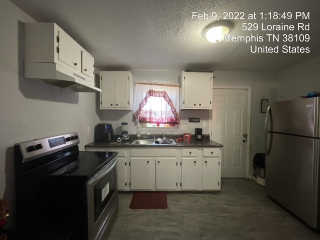 529 Loraine Road Memphis, TN 38109 - Photo 7 of 20 a kitchen with granite countertop a sink stove and refrigerator