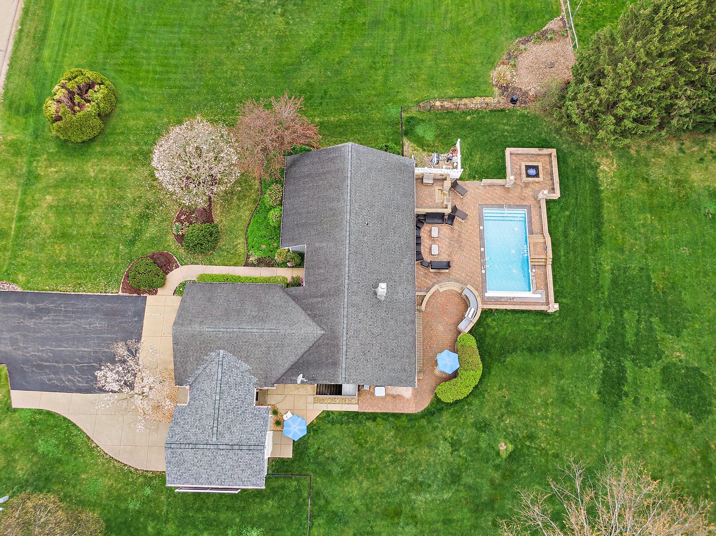 39W343 Hogan Hill Elgin, IL 60124 - Photo 43 of 48 an aerial view of a house with garden space and street view