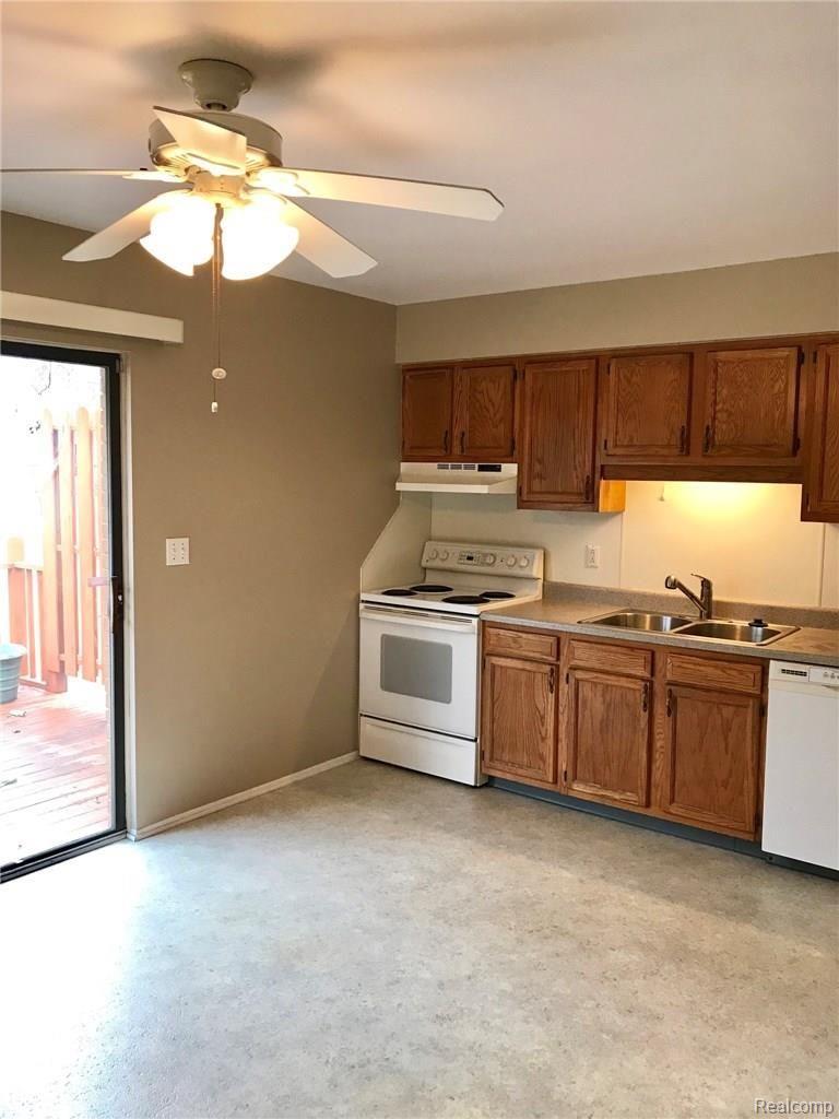 453 Fairgrove Street Romeo, MI 48065 - Photo 10 of 25 Freshly Painted Kitchen