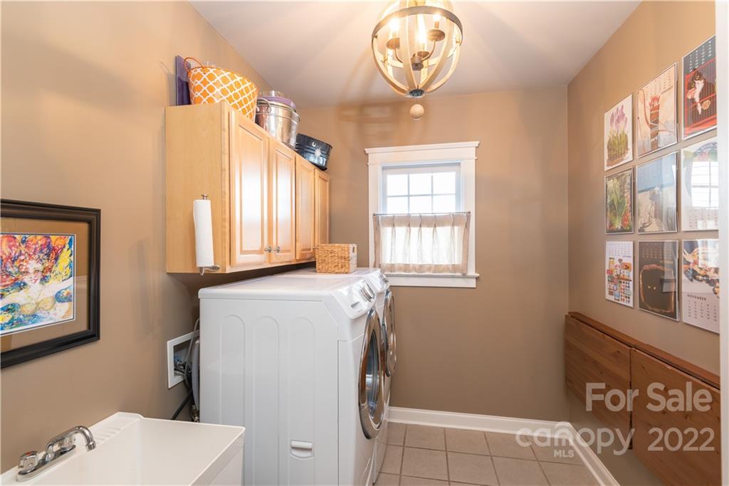 908 Gardenia Street Fort Mill, SC 29708 - Photo 11 of 39 a bathroom with a baby crib and a toilet