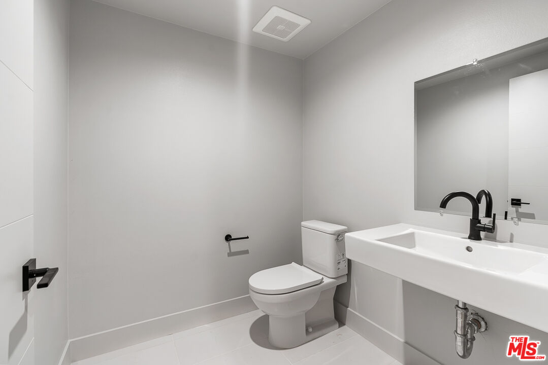12431 Rochester Avenue, Unit 111 Los Angeles, CA 90025 - Photo 2 of 20