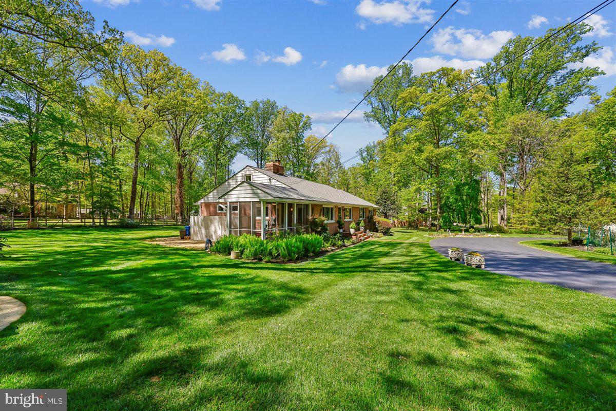 4318 Pinetree Road Rockville, MD 20853 - Photo 9 of 130 a front view of a house with a garden