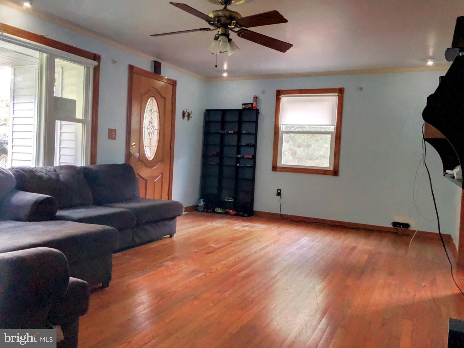 11518 Smithfield Road Manassas, VA 20112 - Photo 3 of 15 Living Room