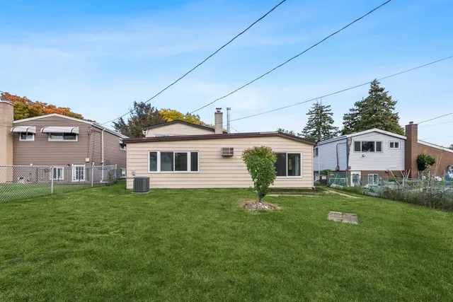 a view of a yard in front of house