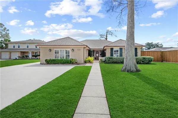 $369,000 | 304 Glenmeade Court, Gretna, LA 70056