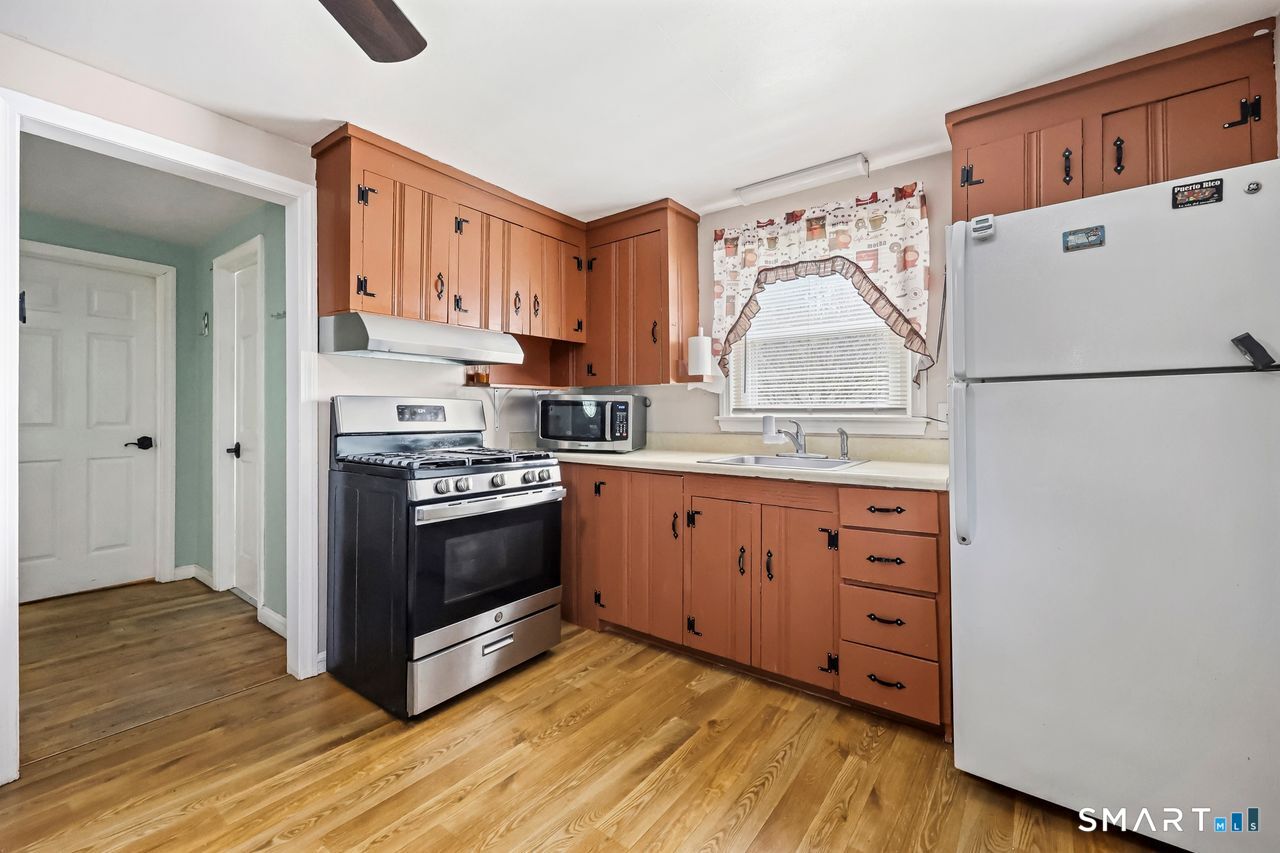 181 Parkview Street Meriden, CT 06451 - Photo 8 of 39
